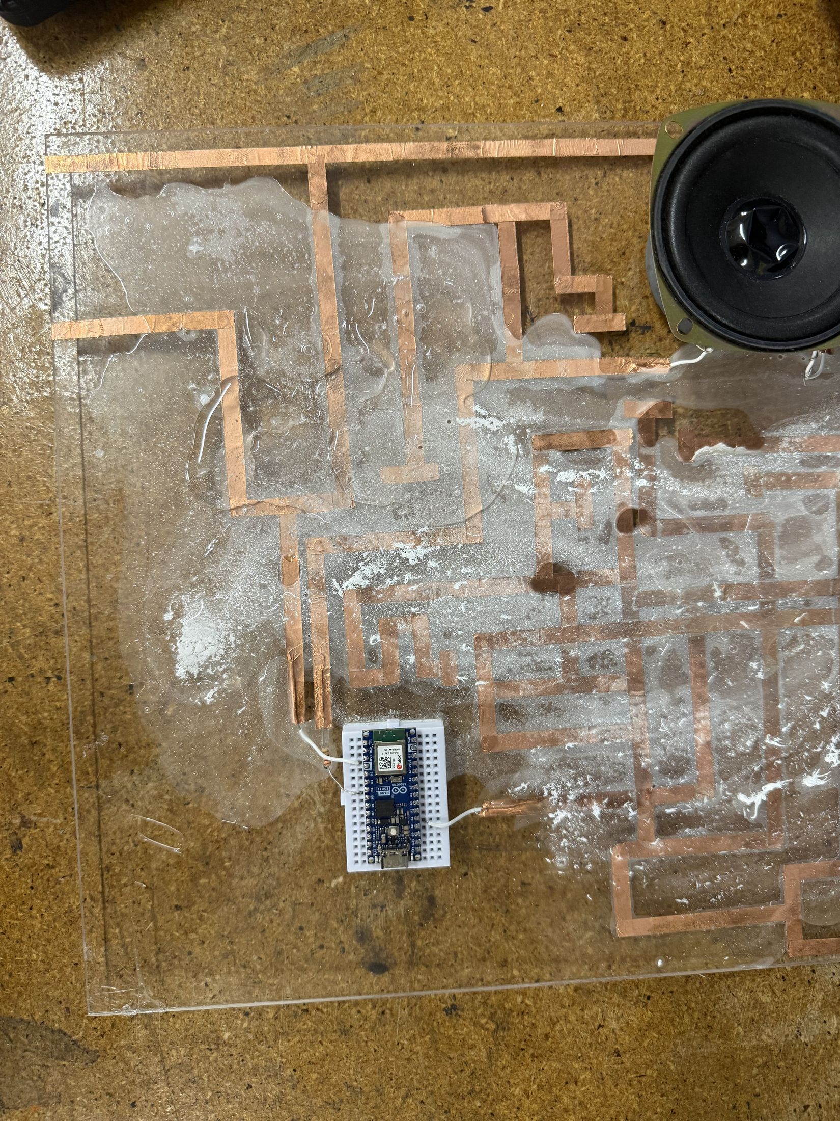 Close view of the traces and speaker.