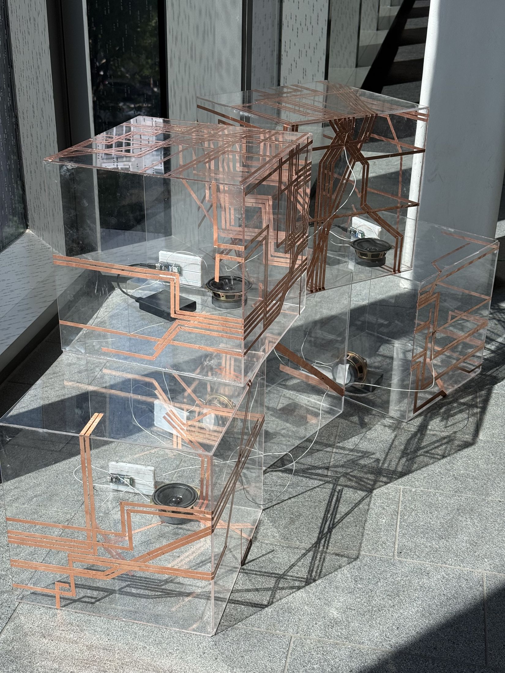 Overlapping traces and a speaker.